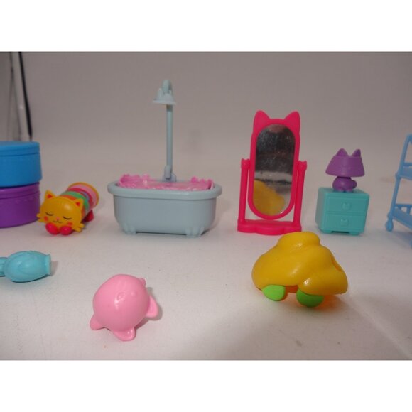 Gabby's Dollhouse Sweet Dreams Bedroom Playset and Primp and Pamper Bathroom - Picture 13 of 16